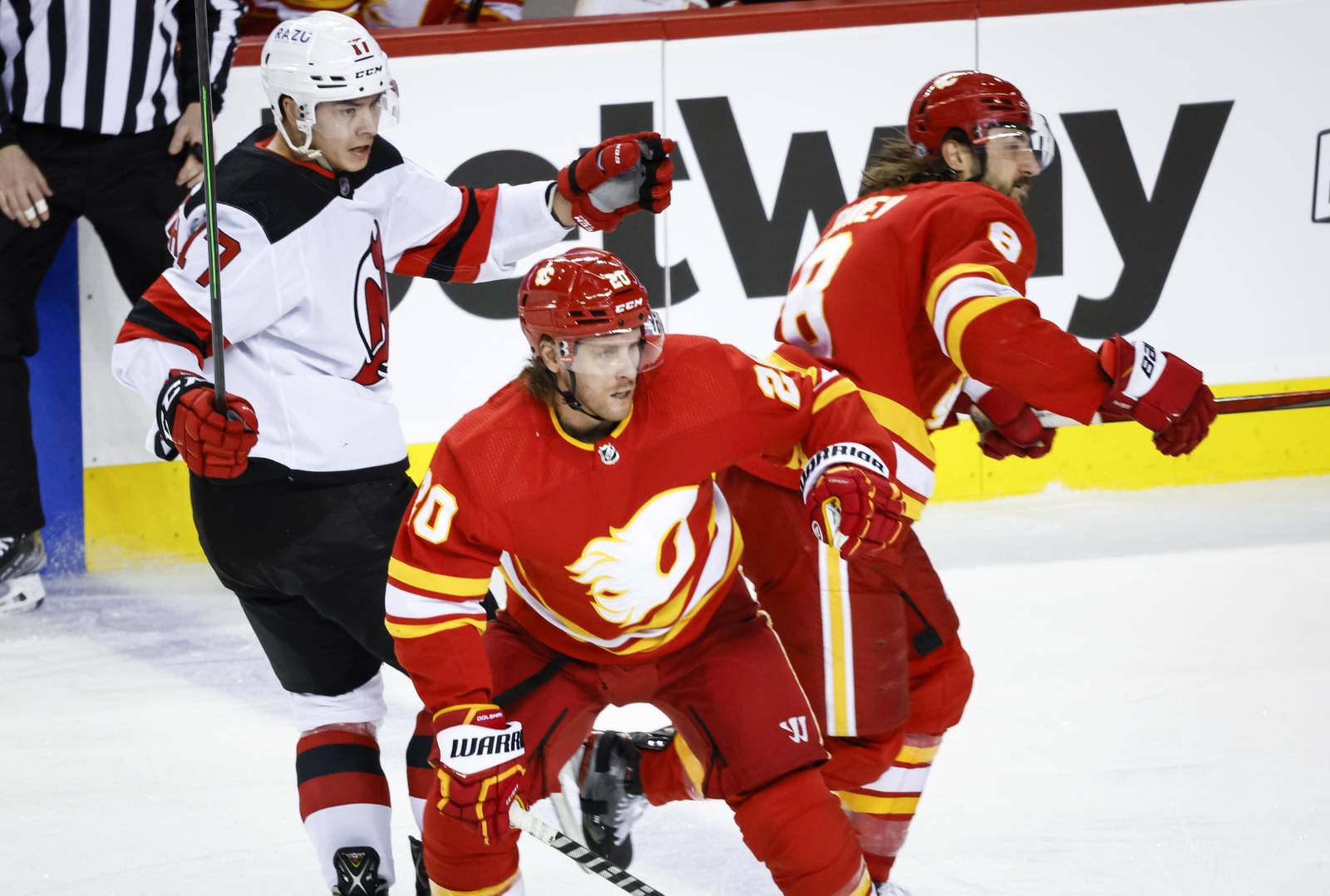 &laquo;Калгари&raquo; сделал квалификационные предложения двум российским игрокам