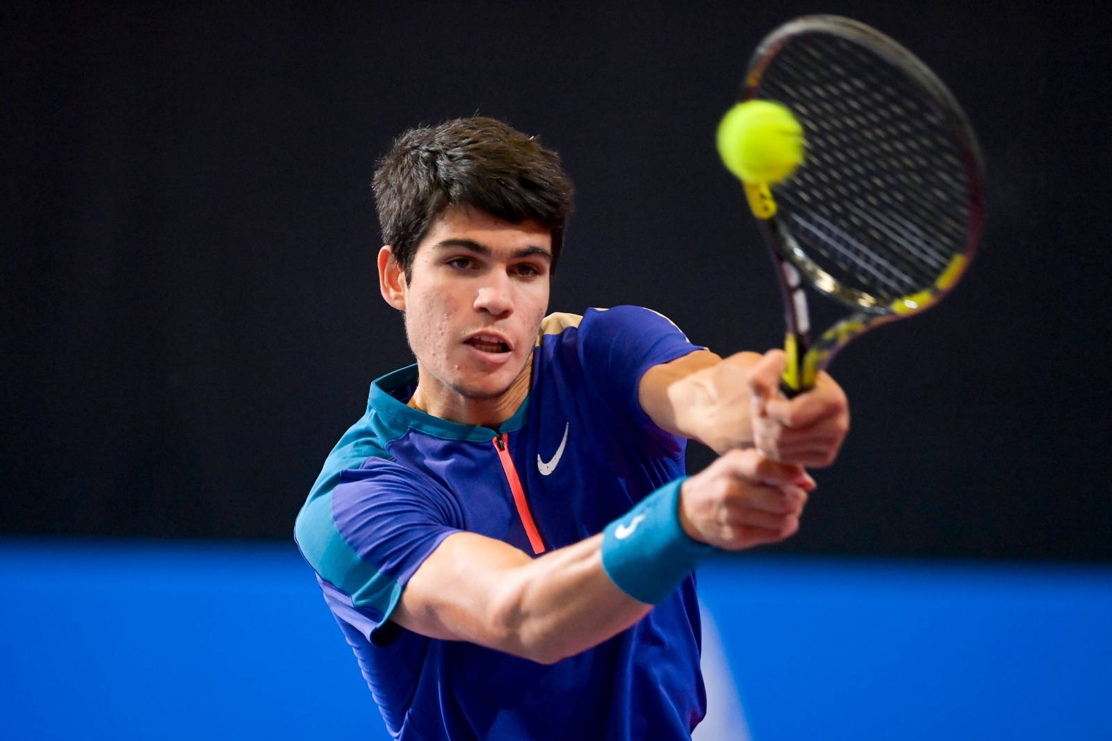 Алькарас уверенно победил Шелтона в матче Кубка Лэйвера