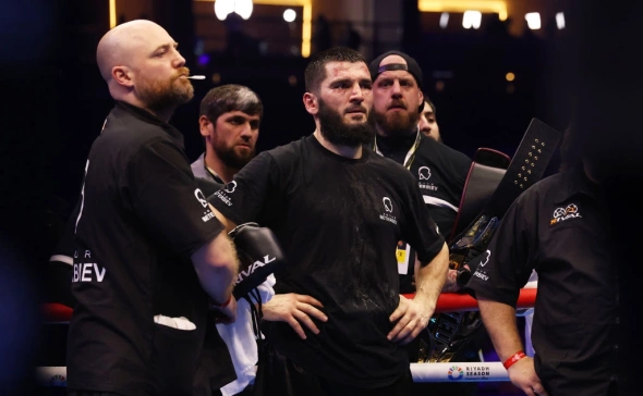 Промоутер Бетербиева опроверг слухи о бое с Лопесом