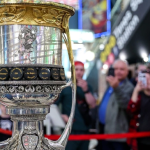 В Ярославле мужчину оштрафовали за попытку прикоснуться к Кубку Гагарина