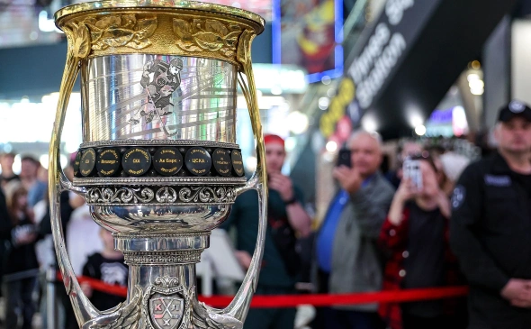 В Ярославле мужчину оштрафовали за попытку прикоснуться к Кубку Гагарина