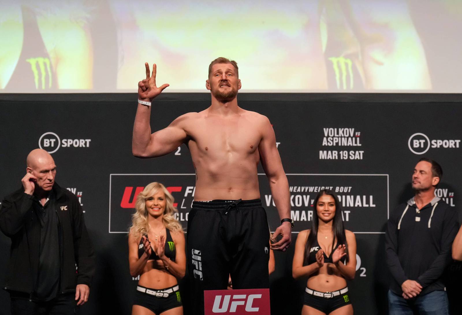 Василевский назвал фаворита боя Волков - Павлович